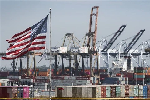 Hàng hóa chờ bốc dỡ tại Cảng Los Angeles, bang California, Mỹ. (Nguồn: AFP/TTXVN)