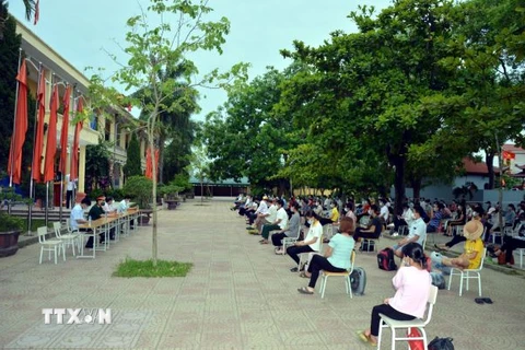 481 công dân huyện Ý Yên, tỉnh Nam Định đã hoàn thành thời gian cách ly tập trung 21 ngày tại cơ sở cách ly tập trung của huyện. (Ảnh: Văn Đạt/TTXVN)