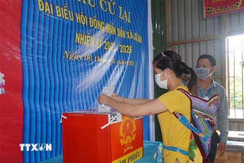 Cử tri thôn 11, xã Cư San đi bầu cử lại. (Ảnh: Hoài Thu/TTXVN)