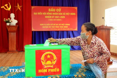  Cử tri bỏ phiếu bầu tại đơn vị bầu cử số 5 xã Việt Hùng, huyện Vũ Thư để bầu 2 đại biểu HĐND xã Việt Hùng nhiệm kỳ 2021-2026. (Ảnh: Thế Duyệt/TTXVN)