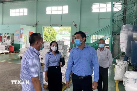  Ông Hứa Quốc Hưng, Trưởng Ban Quản lý các Khu chế xuất, Khu công nghiệp Thành phố Hồ Chí Minh cùng đoàn đại biểu tiến hành kiểm tra phòng, chống dịch COVID-19 tại Công ty trách nhiệm hữu hạn in và sản xuất bao bì Đức Mỹ, ở khu công nghiệp Hiệp Phước. (Ản