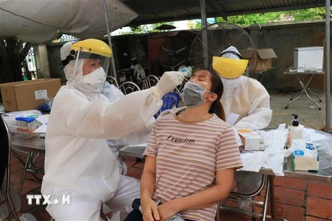 Người dân khu Đông Dương, phường Nam Sơn, thành phố Bắc Ninh lấy mẫu xét nghiệm SARS-CoV-2. (Ảnh: Thanh Thương/TTXVN)