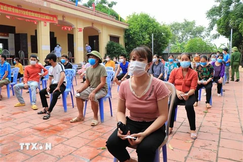 Người dân xếp hàng bảo đảm giữ khoảng cách khi lấy mẫu xét nghiệm tại phường Nam Sơn, thành phố Bắc Ninh. (Ảnh: Thanh Thương/TTXVN)