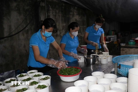 Chị em phụ nữ huyện Gia Bình chuẩn bị suất ăn cho lực lượng tuyến đầu chống dịch. 