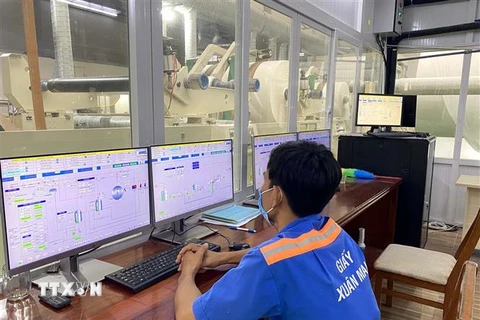 Công nhân lao động Công ty trách nhiệm hữu hạn giấy Xuân Mai ở Khu công nghiệp Hiệp Phước thực hiện giờ làm giãn cách phòng, chống dịch COVID-19. (Ảnh: Thanh Vũ/TTXVN)