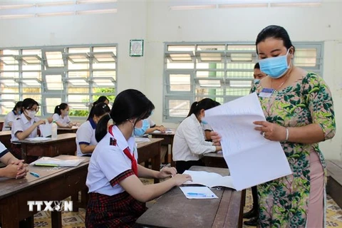 Thí sinh tham dự kỳ thi tuyển sinh lớp 10 ở Tiền Giang. (Ảnh: Hữu Chí/TTXVN)