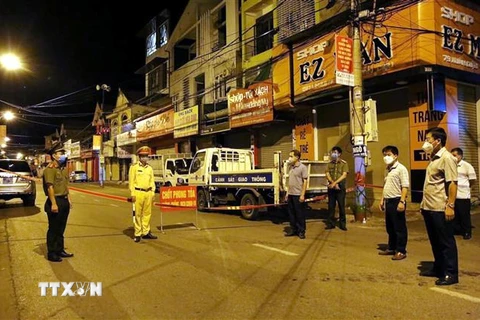 Lực lượng chức năng lập chốt kiểm soát dịch tại phường Bắc Hà, thành phố Hà Tĩnh. (Ảnh: Công Tường/TTXVN)