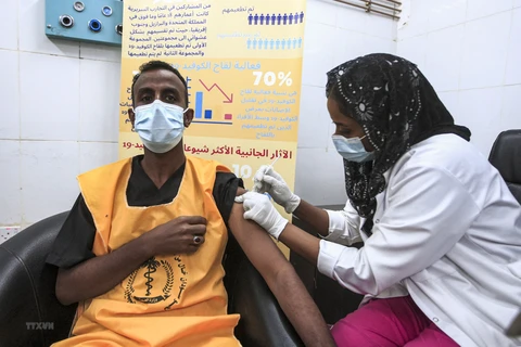 Tiêm vaccine ngừa COVID-19 cho nhân viên y tế tại bệnh viện ở Khartoum, Sudan. (Ảnh: AFP/TTXVN)