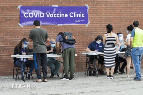 Người dân đăng ký tiêm vaccine phòng COVID-19 tại Toronto, Canada, ngày 26/5/2021. (Ảnh: THX/TTXVN)