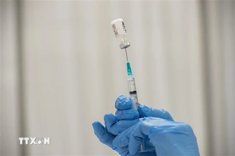 Nhân viên y tế chuẩn bị mũi tiêm vaccine phòng COVID-19 của Hãng Pfizer-BioNTech tại trung tâm tiêm chủng ở Worcester, Massachusetts (Mỹ). (Ảnh: AFP/TTXVN)