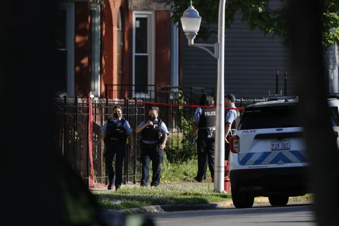Cảnh sát tại hiện trường vụ xả súng. (Nguồn: Chicago Tribune)