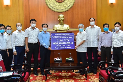 Bộ trưởng Ngoại giao Bùi Thanh Sơn trao tượng trưng số tiền của cộng đồng người Việt Nam ở nước ngoài ủng hộ công tác phòng, chống COVID-19. (Nguồn: Baoquocte.vn)