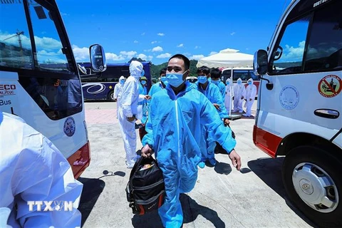 Lao động từ Bắc Giang lên xe trở về địa phương tiếp tục quá trình theo dõi COVID-19 theo đúng quy định của Bộ Y tế. (Ảnh: Trọng Đạt/TTXVN)