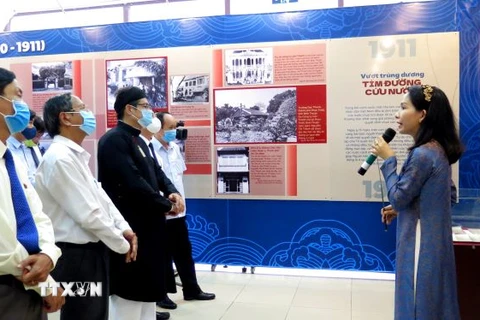 Các đại biểu và khách tham quan triển lãm 'Người đi tìm hình của nước.' (Ảnh: Tường Vi/TTXVN)