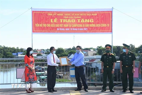 Phó Chủ tịch Ủy ban MTTQ Việt Nam tỉnh Sóc Trăng Lâm Dũng Liêm (thứ 3 từ trái sang) nhận thư cảm ơn của Hội Khmer-Việt Nam tại Campuchia. (Ảnh: Chanh Đa/TTXVN)