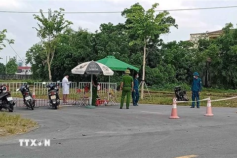 Một chốt kiểm soát ở xã Thạch Trung, thành phố Hà Tĩnh. (Ảnh: TTXVN)