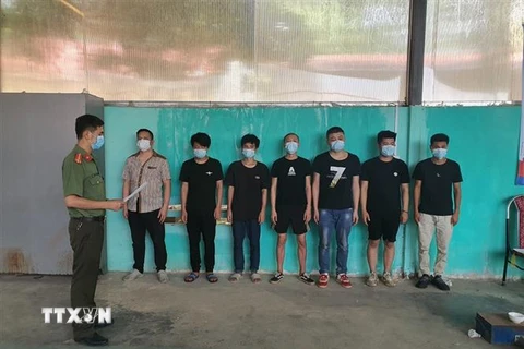 Bảy người nước ngoài trốn trong thùng xe tải nhập cảnh trái phép vào Việt Nam. (Ảnh: Tuấn Minh/TTXVN phát)
