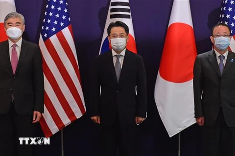 Đặc phái viên Mỹ về vấn đề hạt nhân Triều Tiên, ông Sung Kim (trái), Đặc phái viên hạt nhân Hàn Quốc Noh Kyu-duk (giữa) và Đặc phái viên hạt nhân của Nhật Bản Takehiro Funakoshi (phải), tại cuộc gặp ba bên ở Seoul, Hàn Quốc, ngày 21/6/2021. (Ảnh: Yonhap/T