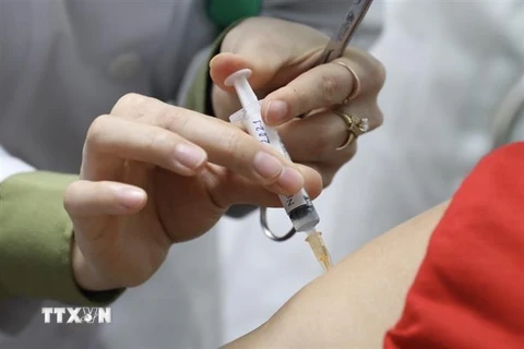 Tiêm thử nghiệm vaccine Nano Covax cho tình nguyện viên. (Ảnh: Minh Quyết/TTXVN)