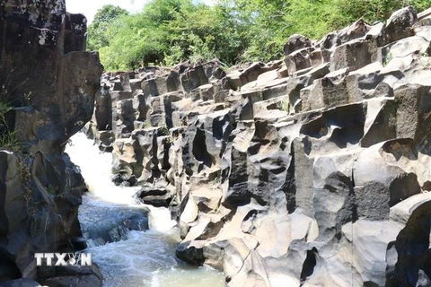 Suối đá cổ tại làng Vân, thị trấn Ia Ly, huyện Chư Păh, Gia Lai có độ tuổi trên 100 triệu năm. (Ảnh: Hồng Điệp/TTXVN)
