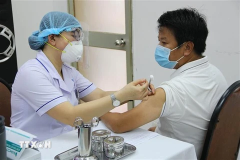 Tiêm vaccine phòng COVID-19. (Ảnh: Thu Hương/TTXVN)