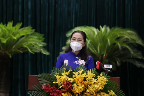 Bà Nguyễn Thị Lệ, Chủ tịch Hội đồng Nhân dân thành phố khóa IX phát biểu tại Kỳ họp. (Ảnh: TTXVN phát)