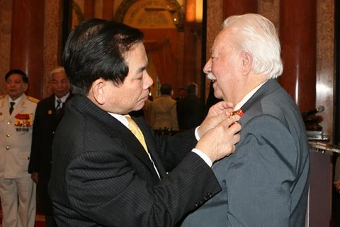 Chủ tịch nước Nguyễn Minh Triết gắn Huân chương Hữu nghị cho ông Kostas Sarantidis năm 2011. (Ảnh: TTXVN)