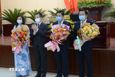 Bí thư Thành ủy Đà Nẵng Nguyễn Văn Quảng (thứ 2 từ trái sang) tặng hoa cho Chủ tịch, các Phó Chủ tịch HĐND thành phố Đà Nẵng khóa X. (Ảnh: Quốc Dũng/TTXVN)