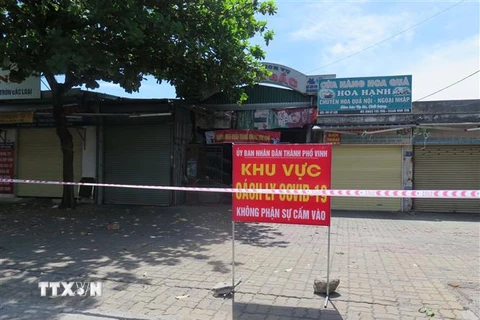 Lực lượng chức năng ở thành phố Vinh, Nghệ An tiến hành phong tỏa chợ Cửa Bắc nằm trên đường Lê Lợi do phát hiện ca dương tính SARS-CoV-2. (Ảnh: Nguyễn Văn Nhật/TTXVN)