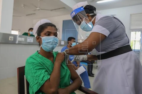 Tiêm vaccine ngừa COVID-19 cho người dân Sri Lanka. (Nguồn: EFE-EPA)