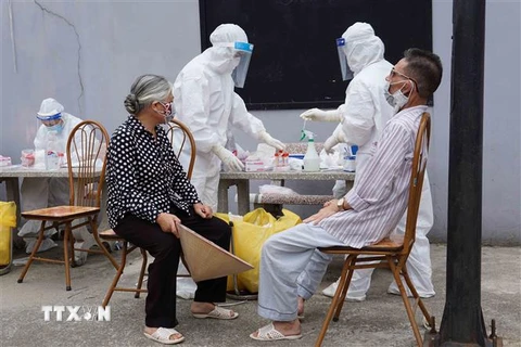Lực lượng y tế lấy mẫu xét nghiệm cho người dân ở Hưng Yên. (Ảnh: Đinh Tuấn/TTXVN)