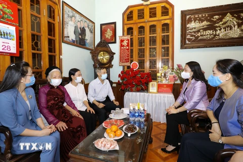  Phó Chủ tịch nước Võ Thị Ánh Xuân thăm gia đình ông Nguyễn Văn Lợi, xã Yên Sở, huyện Hoài Đức, Hà Nội. (Ảnh: Nguyễn Điệp/TTXVN)