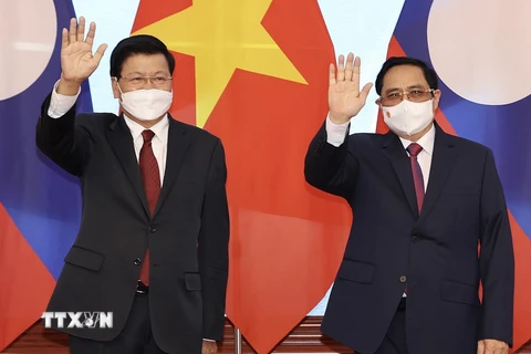 Thủ tướng Chính phủ Phạm Minh Chính và Tổng Bí thư, Chủ tịch nước Lào Thongloun Sisoulith chụp ảnh chung. (Ảnh: Dương Giang/TTXVN)