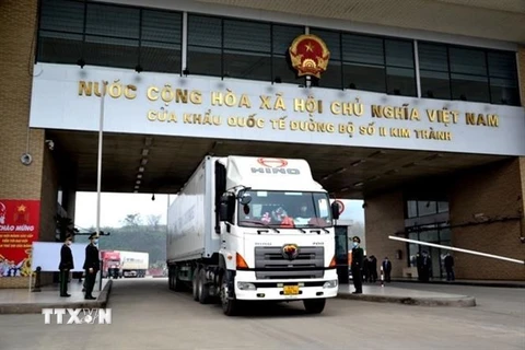 Xe hàng được thông quan qua Cửa khẩu Quốc tế đường bộ số II Kim Thành, Lào Cai. (Ảnh: TTXVN phát)