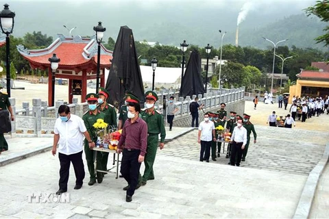 Lãnh đạo các bộ, ngành Trung ương và tỉnh Hà Giang tiễn đưa hài cốt các liệt sỹ về an nghỉ tại Nghĩa trang Liệt sỹ Quốc gia Vị Xuyên. (Ảnh: Minh Tâm/TTXVN)