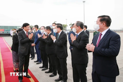 Các lãnh đạo Đảng, Nhà nước tiễn Tổng Bí thư, Chủ tịch nước Lào Thongloun Sisoulith và Phu nhân tại Sân bay Quốc tế Nội Bài. (Ảnh: Phương Hoa/TTXVN)