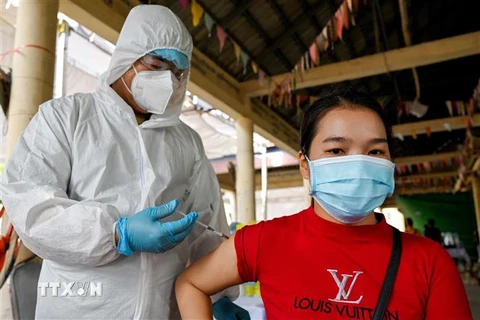 Nhân viên y tế tiêm vaccine ngừa COVID-19 cho người dân tại Phnom Penh, Campuchia ngày 20/5/2021. (Ảnh: AFP/TTXVN)