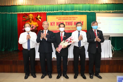 Lãnh đạo Tỉnh ủy Đồng Nai tặng hoa chúc mừng ông Thái Bảo, tân Chủ tịch Hội đồng Nhân dân tỉnh khóa X. (Nguồn: Dongnai.gov.vn)