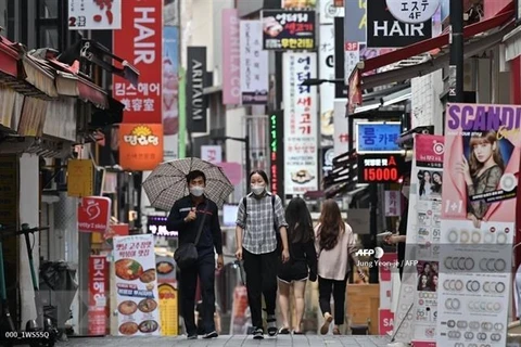 Người dân di chuyển trên đường phố tại thủ đô Seoul, Hàn Quốc. (Ảnh: AFP/TTXVN)