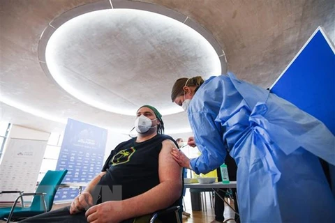 Nhân viên y tế tiêm vaccine phòng COVID-19 cho người dân tại Cologne, Đức. (Ảnh: AFP/TTXVN)
