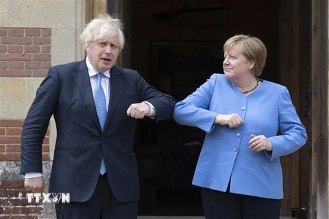 Thủ tướng Anh Boris Johnson và Thủ tướng Đức Angela Merkel trong cuộc gặp tại Chequers, Buckinghamshire, ngày 2/7/2021. (Ảnh: AFP/TTXVN)