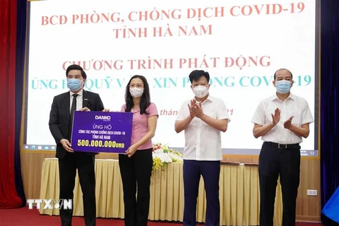 Doanh nghiệp ủng hộ Quỹ vaccine phòng COVID-19 tỉnh Hà Nam. (Ảnh: Nguyễn Chinh/TTXVN)