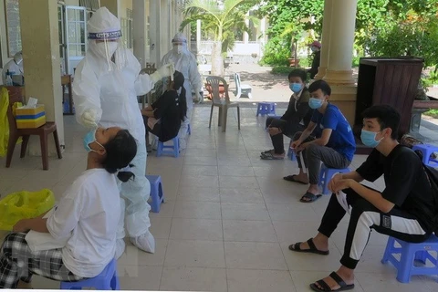 Xét nghiệm sàng lọc SARS-CoV-2 cho thí sinh tham gia thi tốt nghiệp. (Ảnh: Xuân Triệu/TTXVN)
