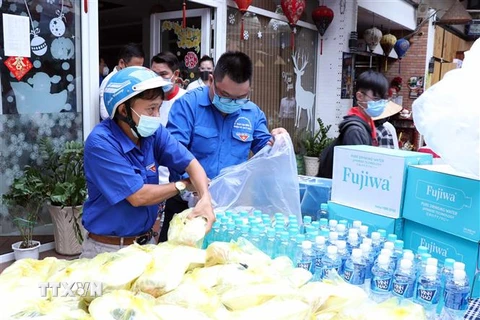 100 suất cơm được giao cho đoàn viên thanh niên chuyển tới các khu cách ly, các điểm chốt trực khu phong tỏa trên địa bàn quận Tân Bình, Thành phố Hồ Chí Minh. (Ảnh: Xuân Khu/TTXVN)