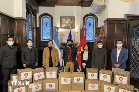 Đại sứ quán Việt Nam tham gia tích cực vào hoạt động thiện nguyện của ASEAN hỗ trợ người nghèo tại Argentina. (Ảnh: TTXVN phát)