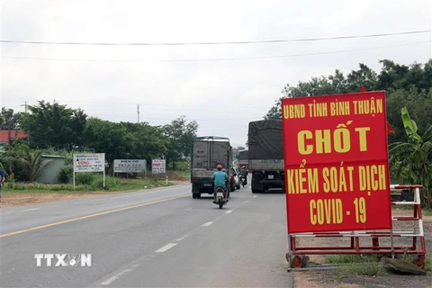 Chốt liên ngành kiểm soát phòng, chống dịch COVID-19 trên Quốc lộ 1A (huyện Hàm Tân). (Ảnh: Nguyễn Thanh/TTXVN)