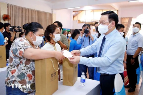 Chủ tịch Quốc hội Vương Đình Huệ tặng quà cho công nhân bị ảnh hưởng bởi dịch COVID-19 trên địa bàn tỉnh Đắk Lắk. (Ảnh: Doãn Tấn/TTXVN)