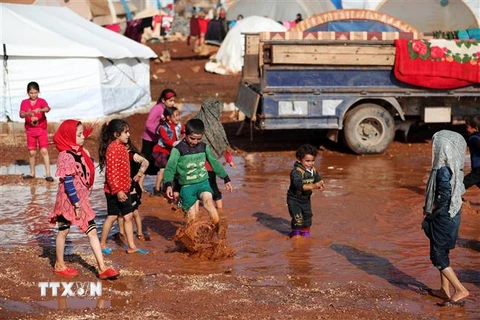 Trẻ em tại một trại tị nạn ở tỉnh Idlib, Syria ngày 17/12/2020. (Ảnh: AFP/TTXVN)