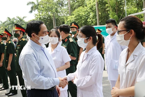 Thủ tướng Phạm Minh Chính động viên cán bộ y tế và lực lượng phòng, chống dịch. (Ảnh: Dương Giang/TTXVN)