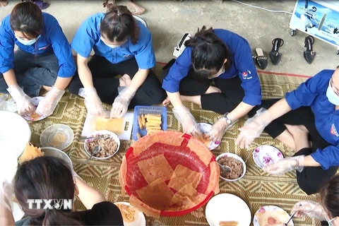 Đoàn viên thanh niên thị xã Ba Đồn, tỉnh Quảng Bình chuẩn bị các nguyên liệu cho món cháo canh gửi nhân dân vùng dịch Thành phố Hồ Chí Minh. (Ảnh: Võ Dung/TTXVN)